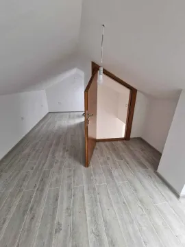Prazna potkrovna prostorija sa drvenim podom i otvorenim vratima. - image 10