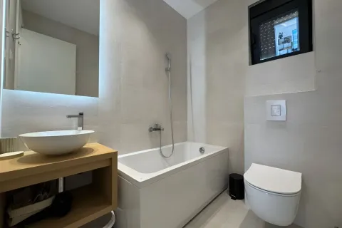 Moderne kupatilo sa kadom, umivaonikom i ugradnom wc šoljom. - image 11