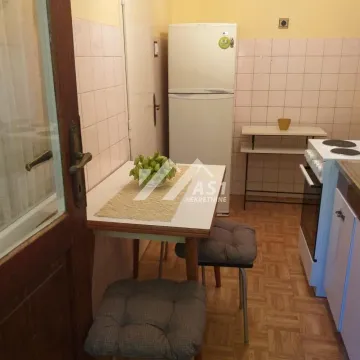 Manja kuhinja sa trpezarijskim stolom i frižiderom. - image 5