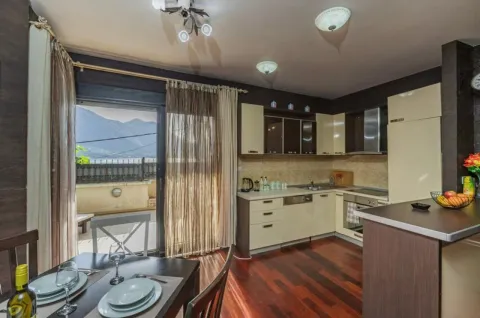 Izdavanje, trosoban stan, 170m², Dobrota, Kotor - image 6