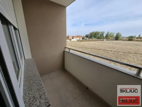 Nenamešten balkon sa pogledom na polje i okolne objekte. - image 5