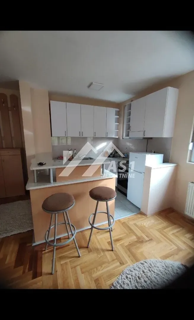 Izdavanje, četvorosoban stan, 112m², Železnička Stanica, Novi Sad Sve Podlokacije