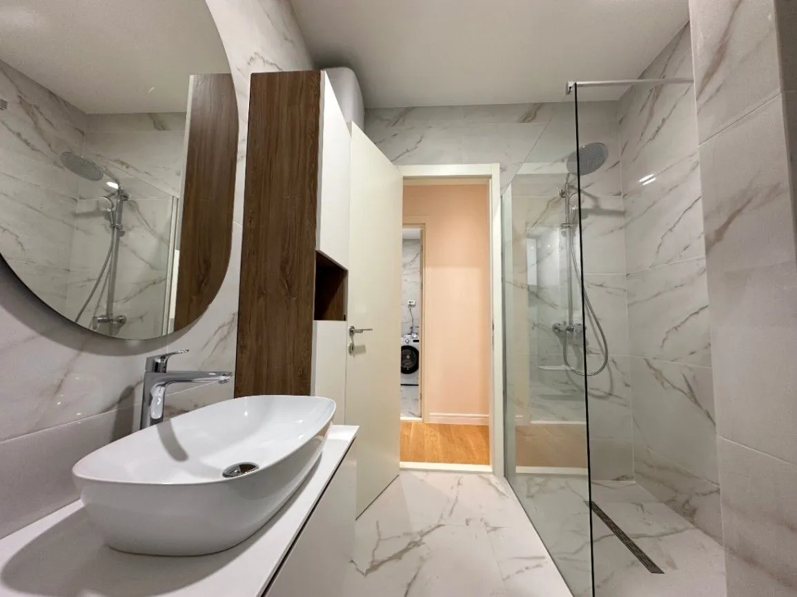 Izdavanje, trosoban stan, 130m², Podgorica, Crna Gora