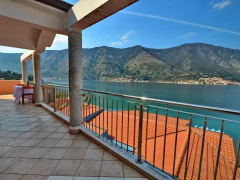 Rent, apartment, 116m², Kotor, Crna Gora - image 1