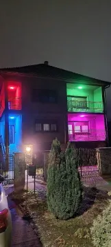 Noćni izgled kuće sa dvorištem i osvetljenjem u boji. - image 6