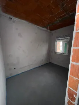 Prazna prostorija u sivoj fazi gradnje sa prozorom. - image 18