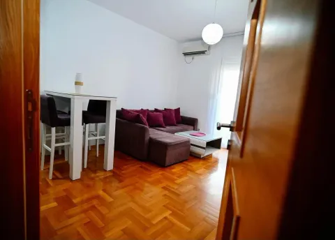 Dnevna soba sa garniturom i trpezarijskim stolom. - image 6