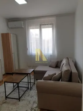 Dnevna soba sa ugaonom garniturom, klub stočićima i ormarom. - image 3