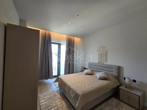 Moderna spavaća soba sa bračnim krevetom, noćnim stočićima i izlazom na terasu. - image 9