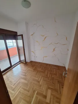 Prazna soba sa parketom i izlazom na terasu. - image 2