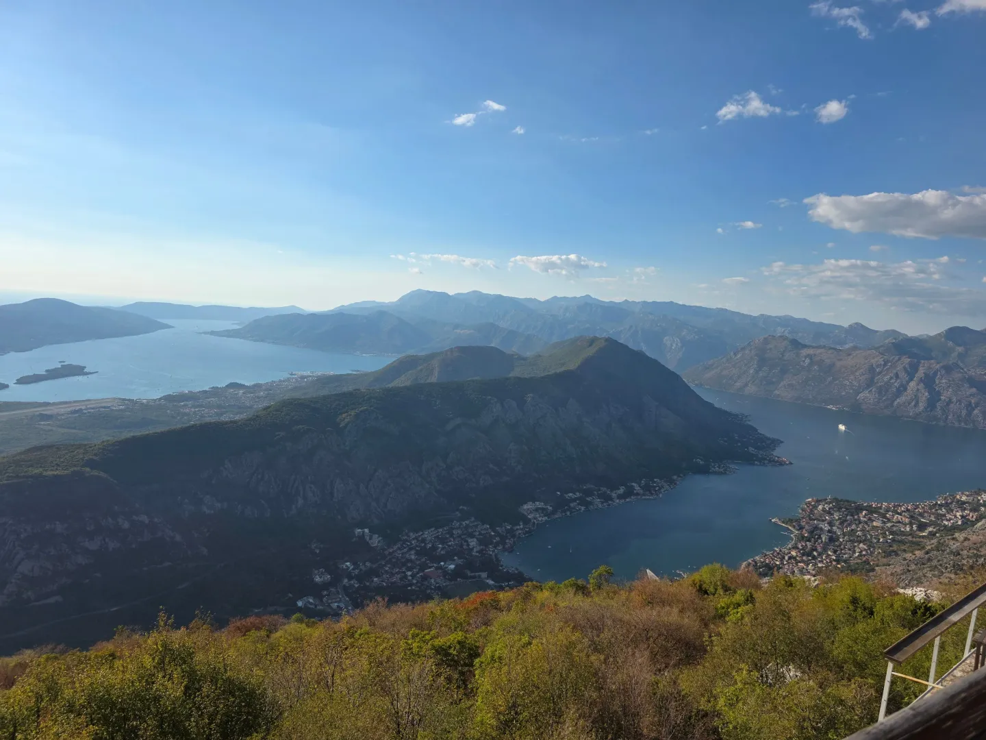 Panoramski pogled na zaliv i planine iz nekretnine.