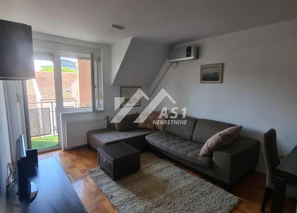 Izdavanje, dvosoban stan, 50m², Centar, Novi Sad