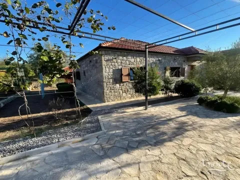 Pogled na kamenu kuću i dvorište sa nadstrešnicom. - image 4