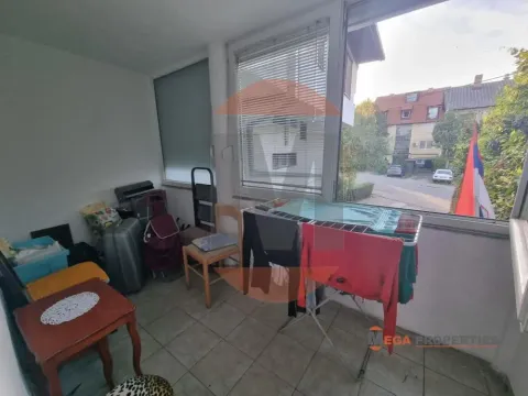 Zastakljena terasa sa sušilicom za veš i stolom. - image 9