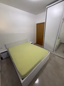 Spavaća soba sa bračnim krevetom i velikim ormarom sa ogledalom. - image 10