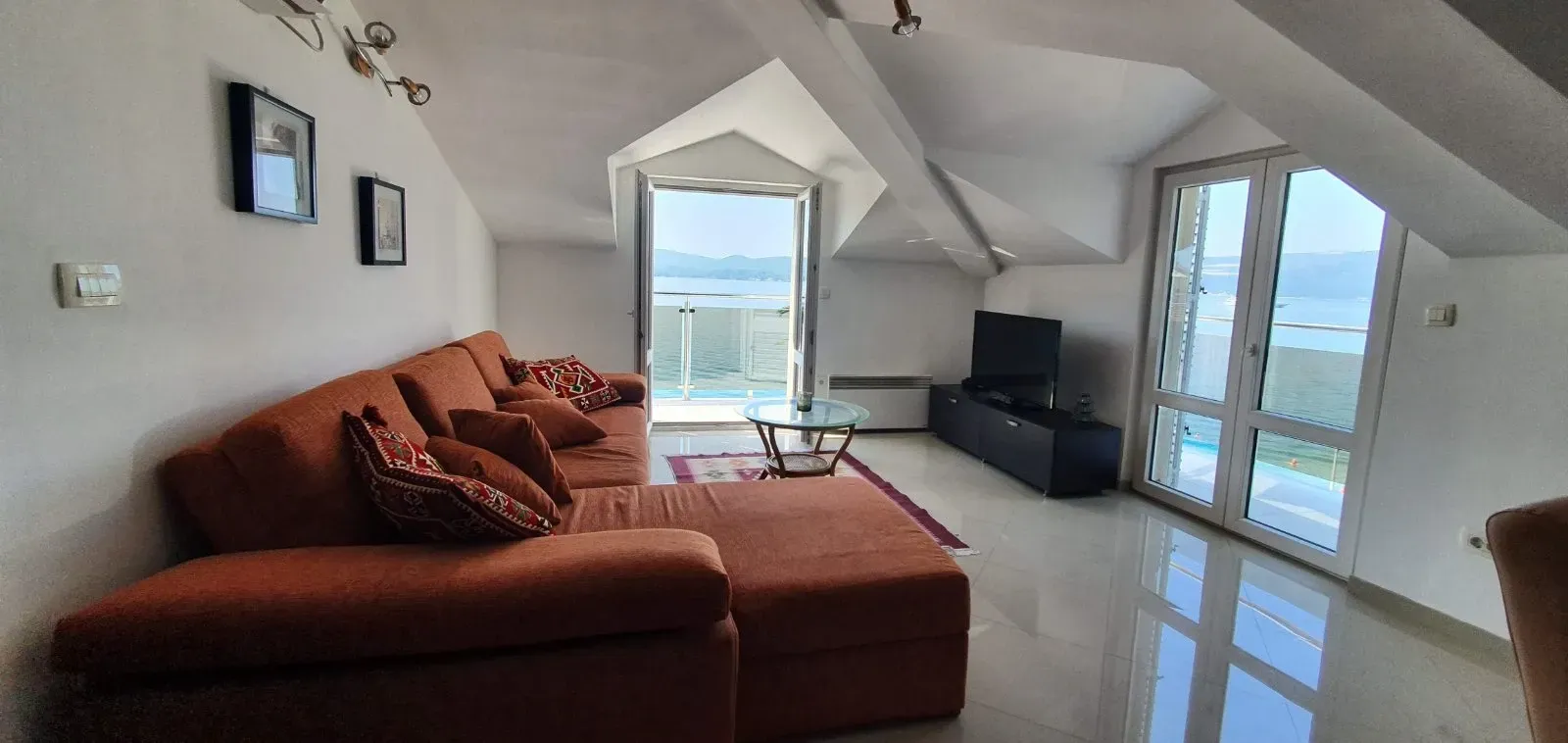 Izdavanje, stan, 80m², Tivat, Crna Gora