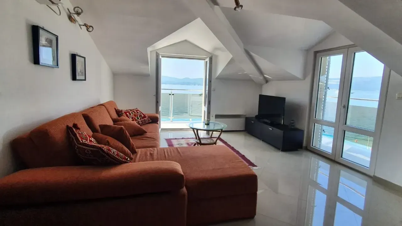 Izdavanje, stan, 80m², Tivat, Crna Gora