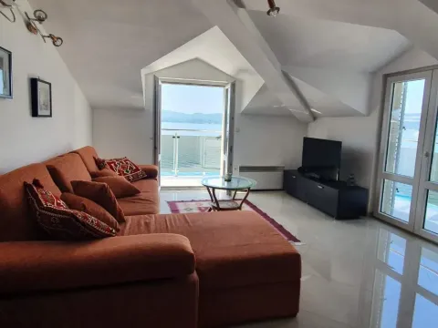 Izdavanje, stan, 80m², Tivat, Crna Gora