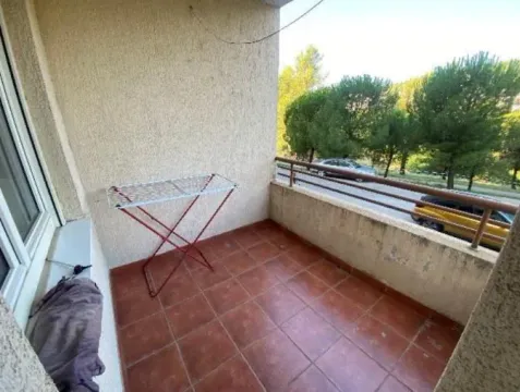 Manji natkriveni balkon sa popločanim podom i sušilicom za veš. - image 3