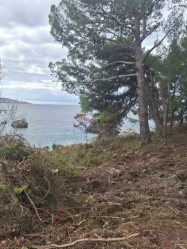 Zemljište sa pogledom na more i šumom na parceli. - image 2