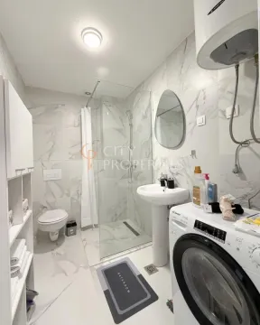 Moderne kupatilo sa tuš kabinom, umivaonikom i veš mašinom. - image 6