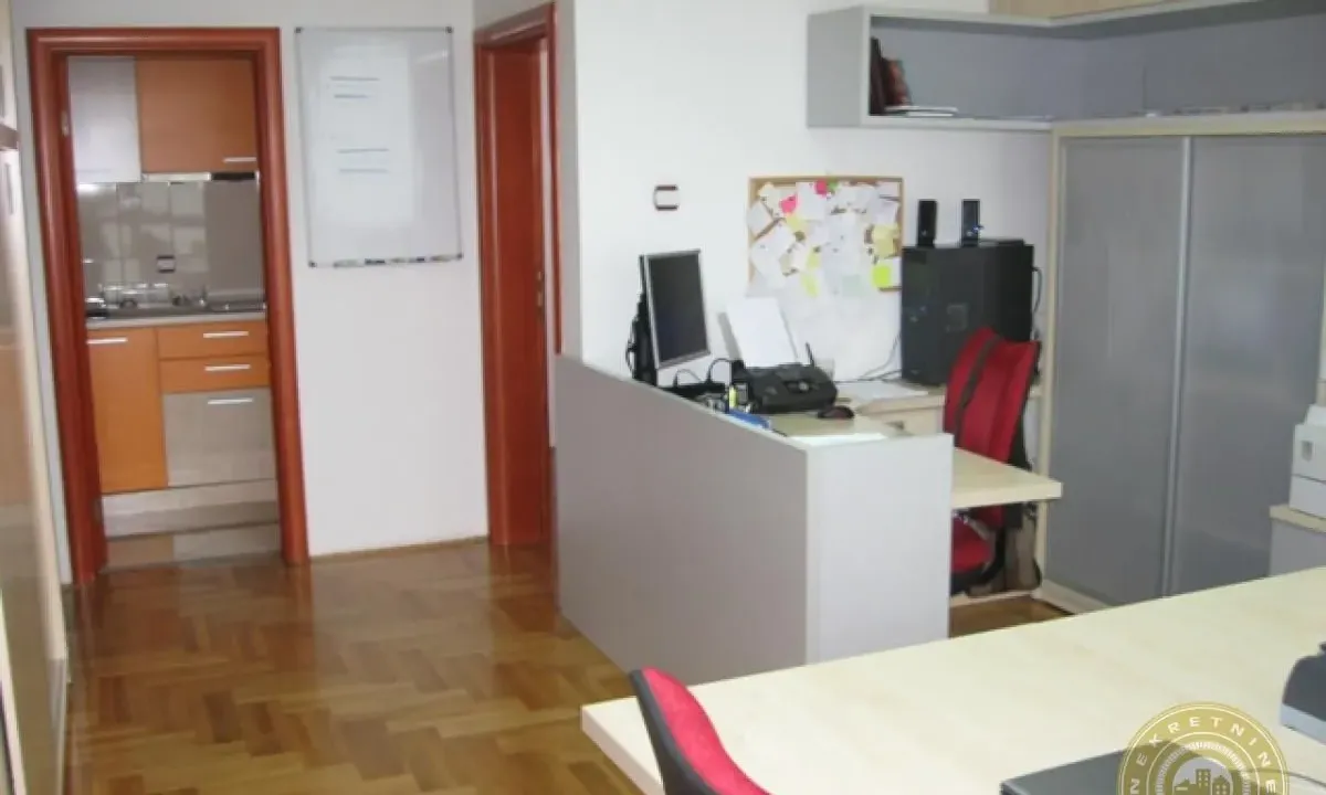 Izdavanje, poslovni prostor, 45m², Centar, Novi Sad
