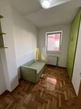 Manja spavaća soba sa krevetom i ugradnim ormanom. - image 7