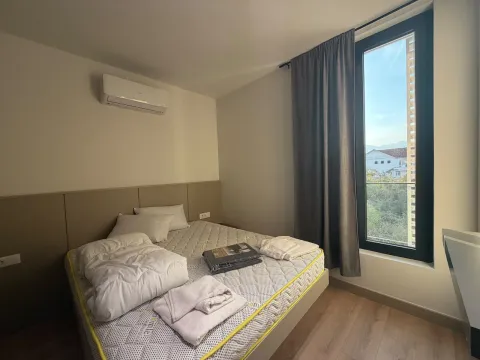 Moderna spavaća soba sa bračnim krevetom i velikim prozorom. - image 11