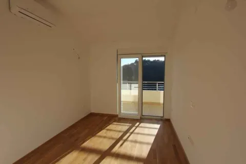 Prazna i svijetla soba sa izlazom na balkon. - image 17