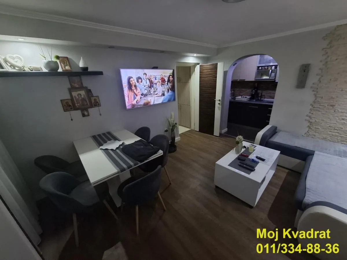 Dnevni boravak sa trpezarijom i garniturom za sedenje.