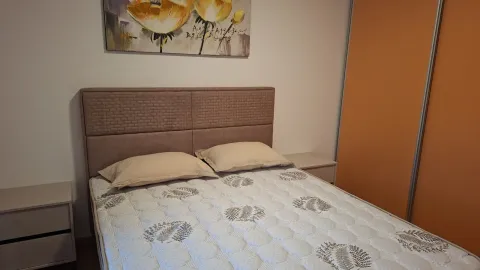 Namještena spavaća soba sa bračnim krevetom i ugradnim plakarom. - image 4