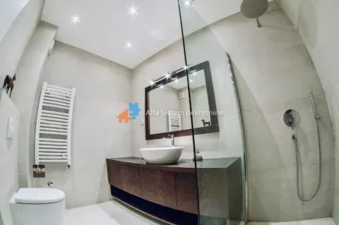 Savremeno opremljeno kupatilo sa umivaonikom i tuš kabinom. - image 17