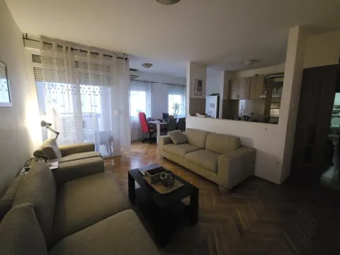 Izdavanje, dvosoban stan, 77m², Blok 9, Podgorica - image 2