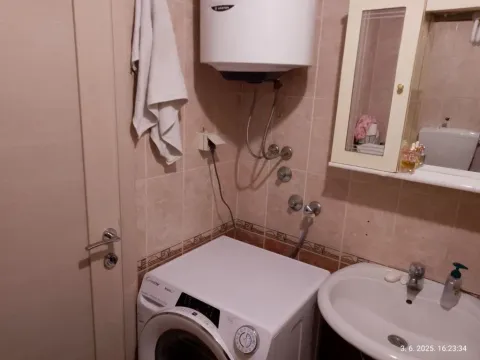 Manje kupatilo sa umivaonikom, veš mašinom i bojlerom. - image 9