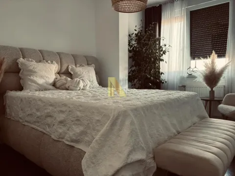 Nameštena spavaća soba sa bračnim krevetom. - image 7