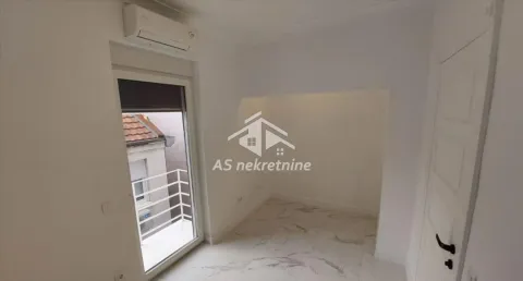 Prazna prostorija sa svetlim podom i balkonskim vratima. - image 11