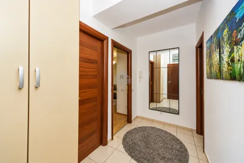 Izdavanje, trosoban stan, 95m², City Kvart, Podgorica - image 25