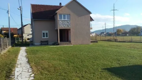 Dvospratna kuća sa prostranim dvorištem i zelenim travnjakom. - image 3