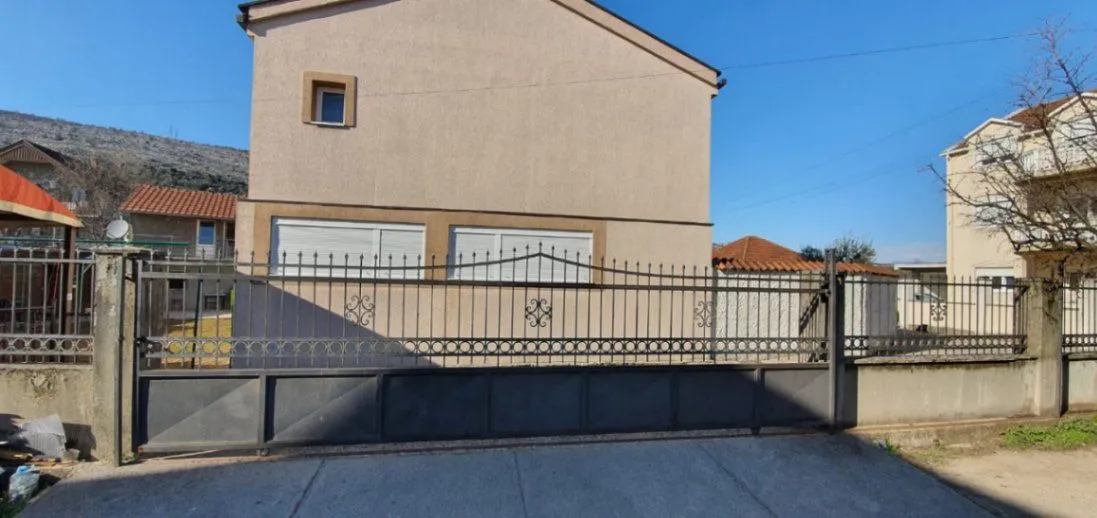 Prodaja, kuća, 270m², Tološi, Podgorica