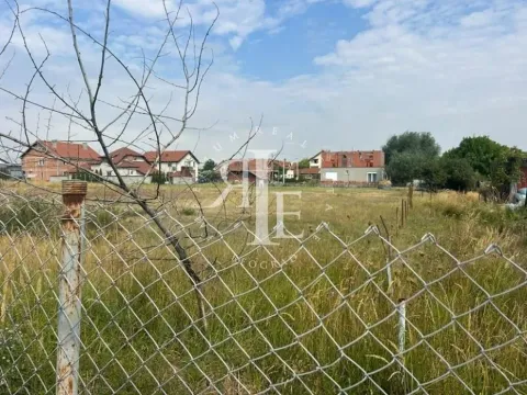 Pogled na prostrano građevinsko zemljište okruženo travom i žičanom ogradom. - image 3