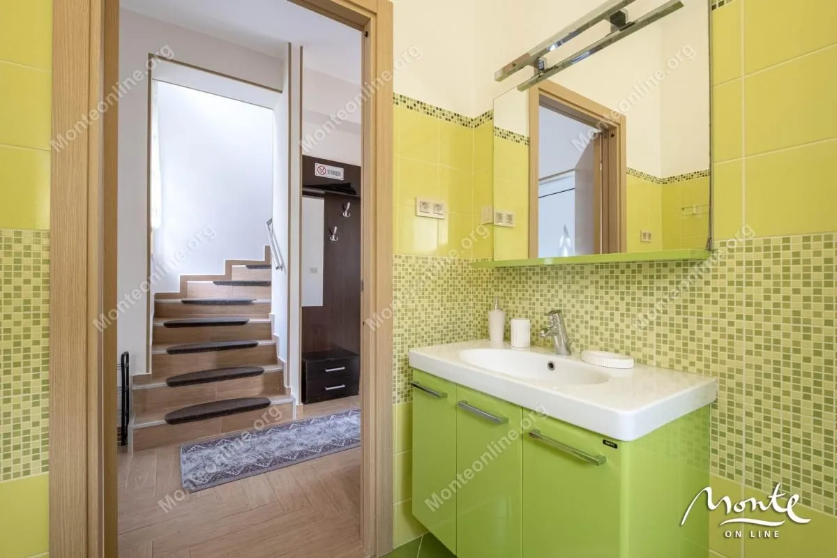 Prodaja, dvosoban stan, 104m², Orahovac, Kotor