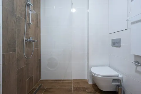 Moderne kupatilo sa tuš kabinom i ugradnom wc šoljom. - image 2