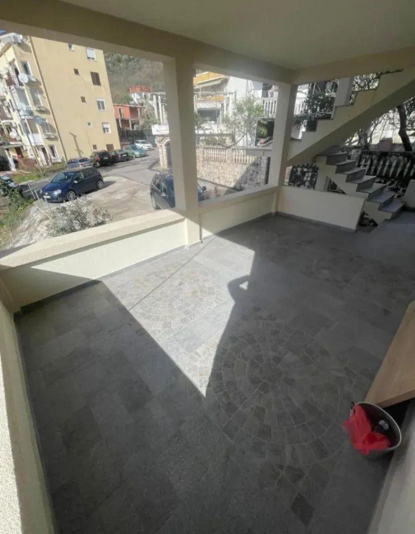 Izdavanje, jednosoban stan, 30m², Podkošljun, Budva