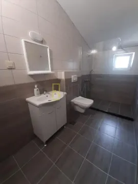 Moderno opremljeno kupatilo sa tuš kabinom. - image 8