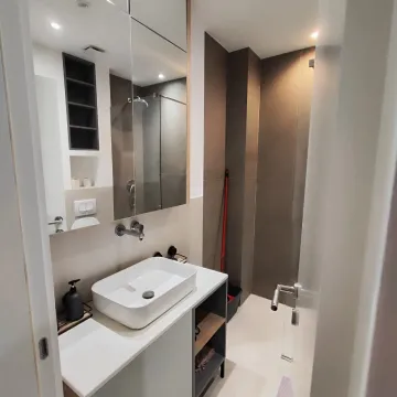 Moderne kupatilo sa umivaonikom i tuš kabinom. - image 9