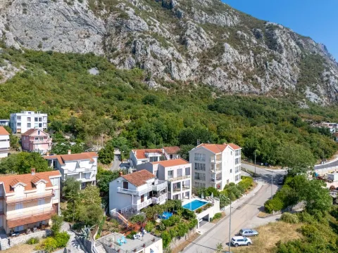 Pogled iz vazduha na stambene zgrade i okolinu u podnožju planine. - image 30