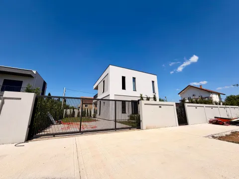 Prodaja, kuća, 225m², Gornja Gorica, Podgorica - image 4