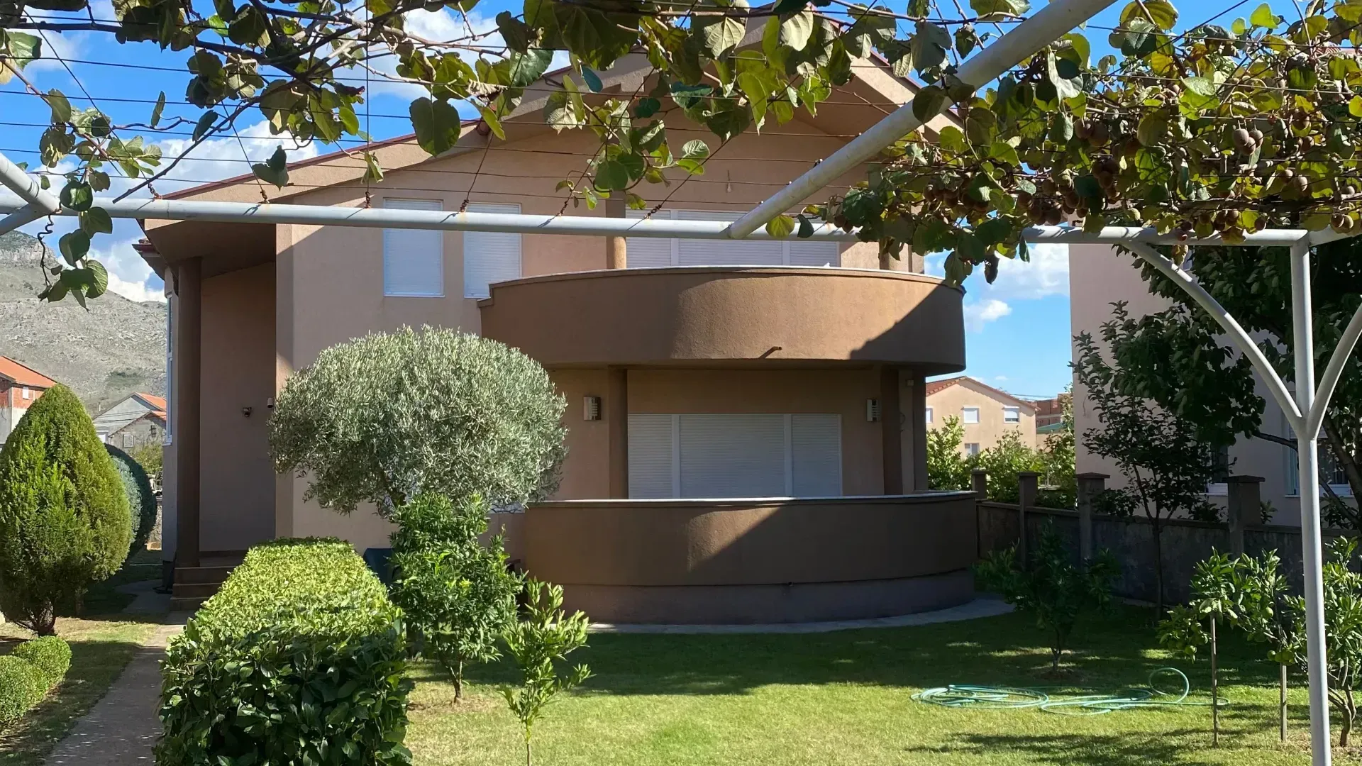 Rent, house, 250m², Karaburško Polje, Podgorica