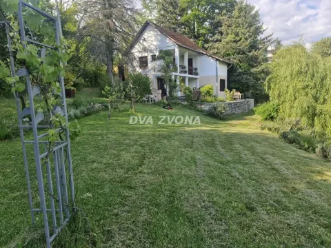 Pogled na dvorište i fasadu kuće sa zelenilom. - image 2