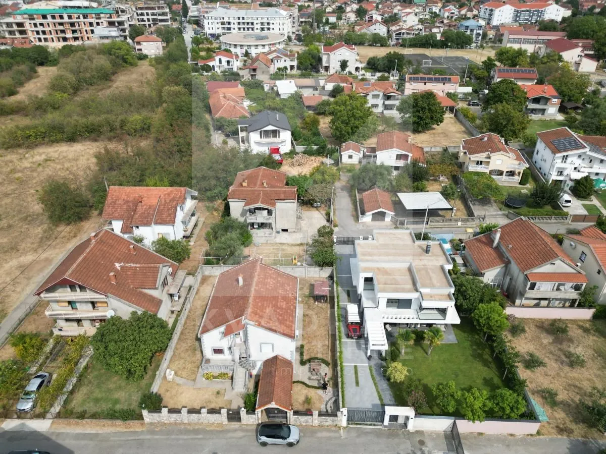 Aerial view of family houses and the surrounding neighborhood.